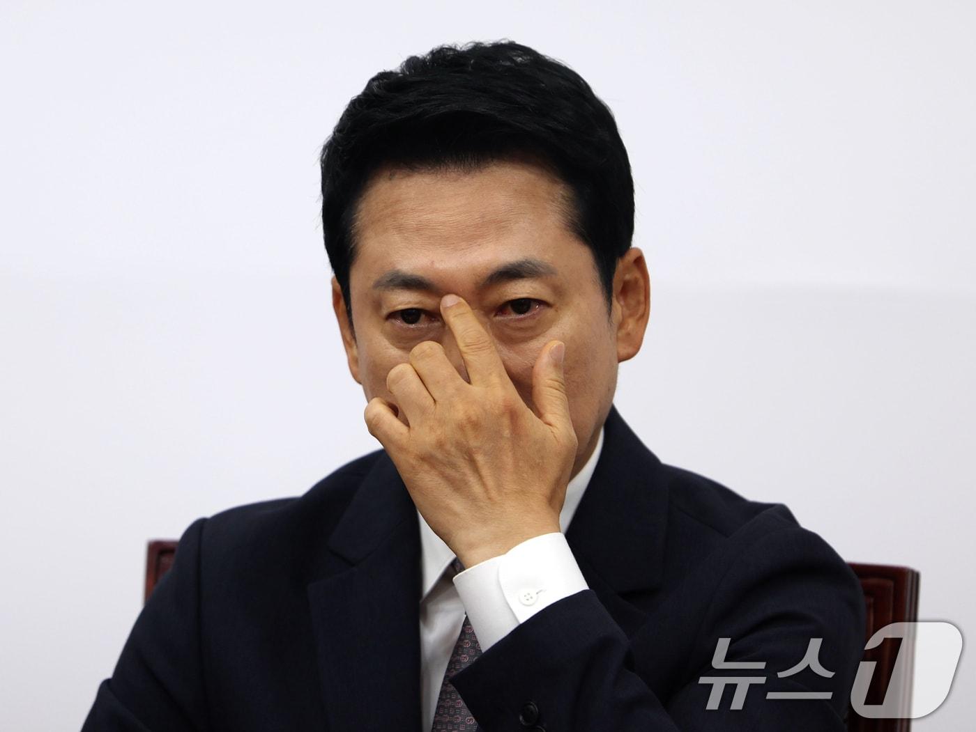 본문 이미지 - 장동혁 국민의힘 대표가 10일 오전 서울 여의도 국회에서 열린 최고위원회의에서 생각에 잠겨 있다. 2026.8.10 ⓒ 뉴스1 황기선 기자