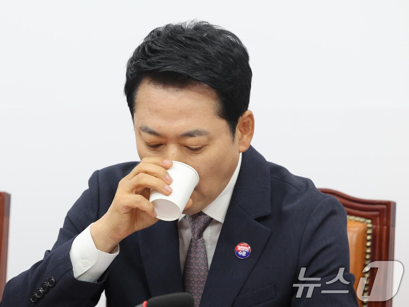 본문 이미지 - 장동혁 국민의힘 대표가 10일 오전 서울 여의도 국회에서 열린 최고위원회의에서 물을 마시고 있다. 2026.8.10 ⓒ 뉴스1 황기선 기자
