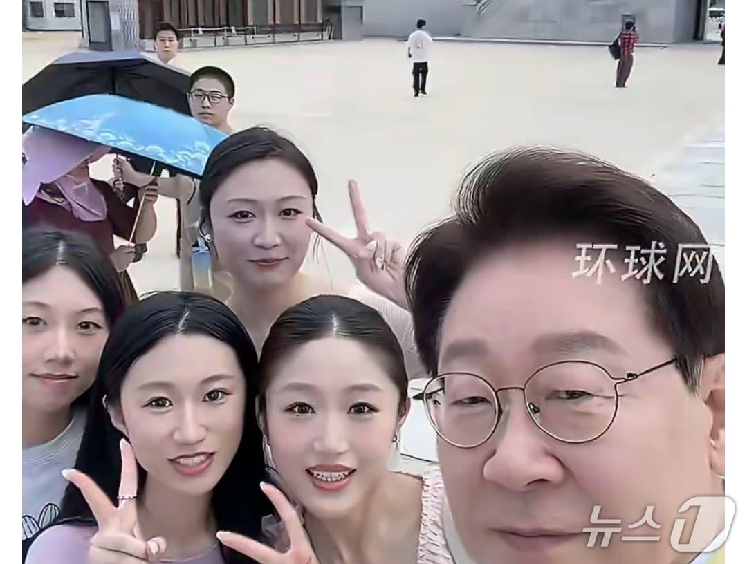 본문 이미지 - 이재명 대통령이 지난 6일 서울 경복궁을 방문한 중국인 관광객들과 사진을 촬영했다. (환구망 SNS 계정 갈무리)