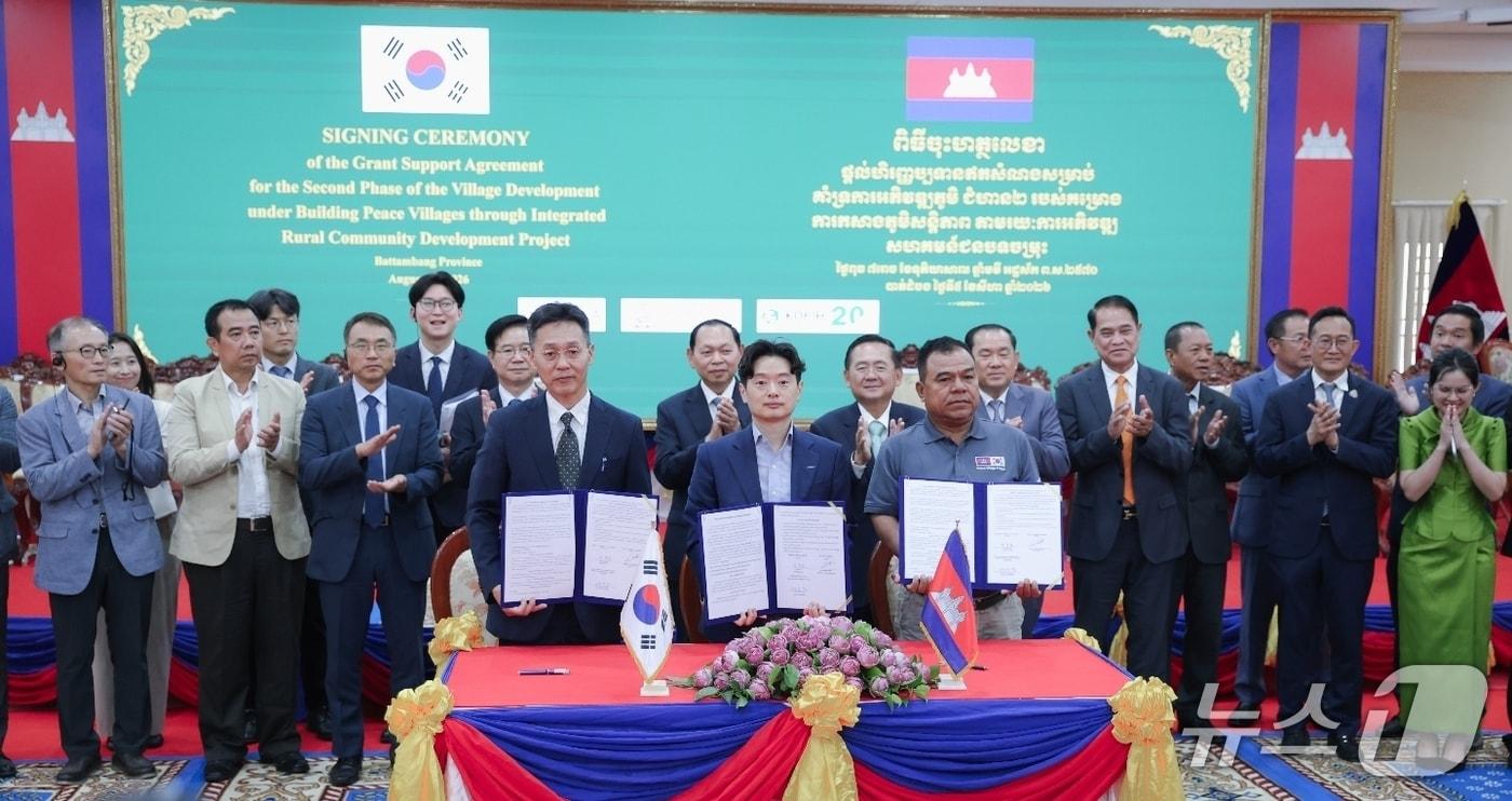 본문 이미지 - 5일 오후 바탐방 주청사에서 '제2차 마을자유공모사업' (Village Development Project, VDP)지원 협약 체결식이 열렸다. (코이카 제공)