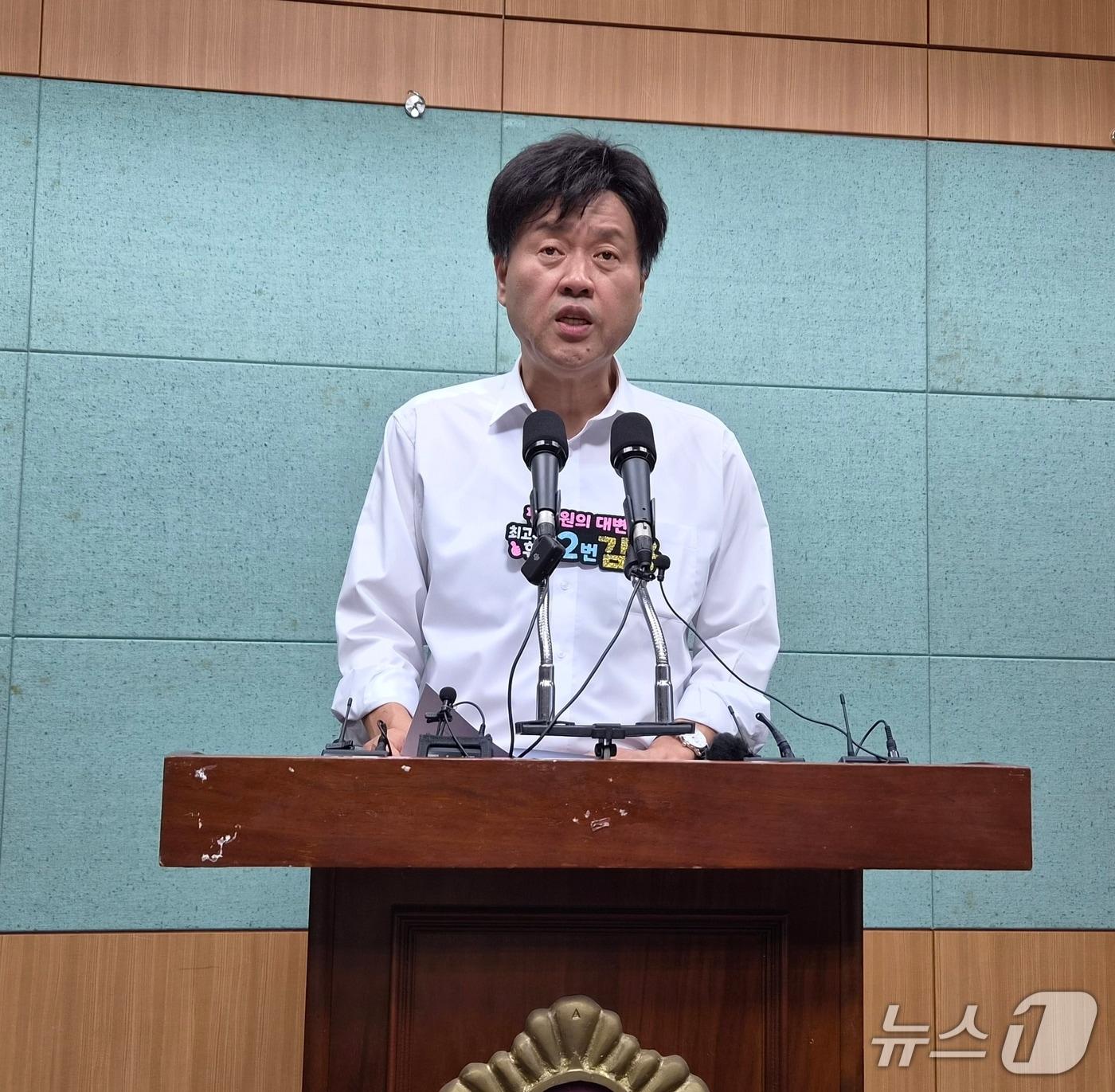 본문 이미지 - 10일 김용 더불어민주당 최고위원 후보가 전북도의회 브리핑룸에서 기자회견을 하고 있다.2026.8.10/뉴스1