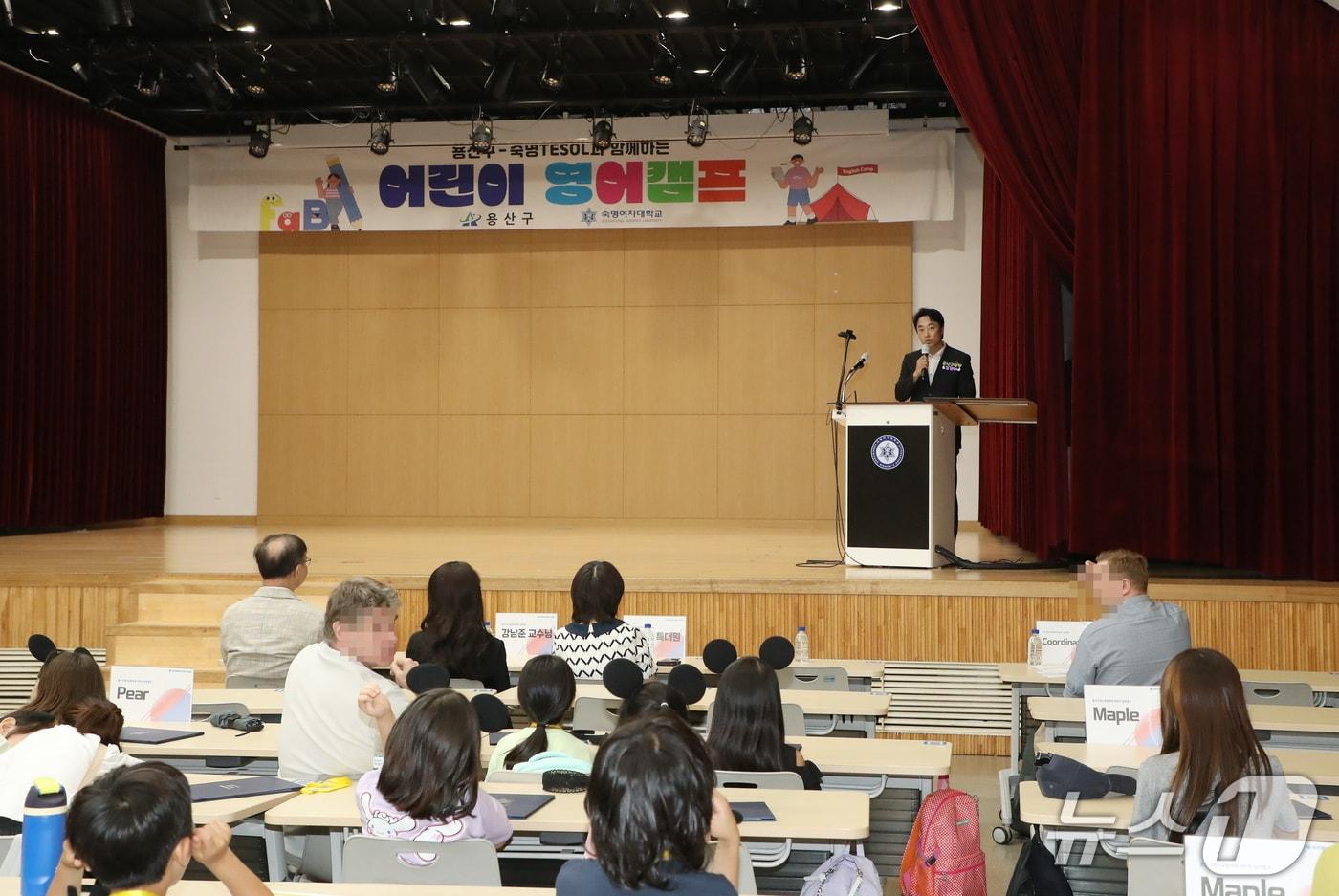 본문 이미지 - 이달 7일 숙명여자대학교 순헌관에서 열린 2026학년도 여름방학 어린이 영어캠프 수료식에 참석한 김경대 용산구청장이 인사말을 하고 있다.(용산구청 제공)