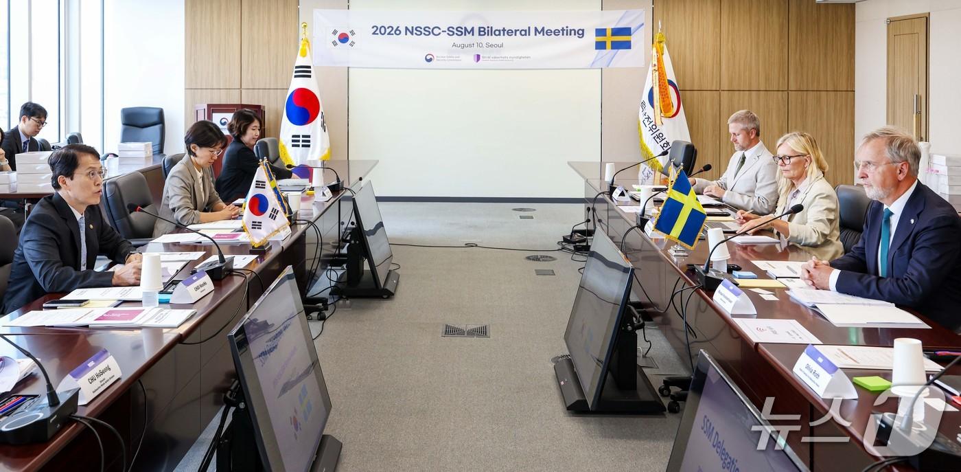 본문 이미지 - 원자력안전위원회와 스웨덴 방사선안전청(SSM) 관계자들이 10일 서울에서 열린 양자회의에서 고준위방사성폐기물 관리 정책과 규제기준, 소형모듈원자로(SMR) 안전규제 협력 방안을 논의하고 있다. (원안위 제공. 재판매 및 DB금지) 2026.08.10/뉴스1