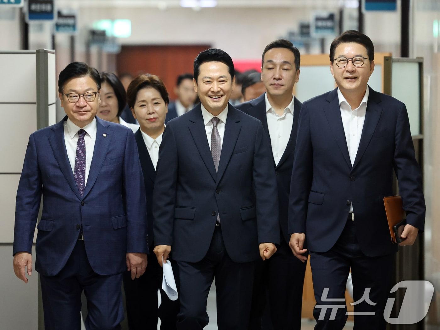 본문 이미지 - 장동혁 국민의힘 대표가 10일 오전 서울 여의도 국회에서 열린 최고위원회의에 참석하고 있다. 2026.8.10 ⓒ 뉴스1 황기선 기자