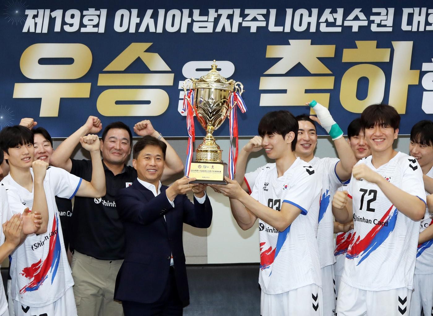 본문 이미지 - 곽노정 대한핸드볼협회장과 U20 남자핸드볼선수단(대한핸드볼협회 제공) 