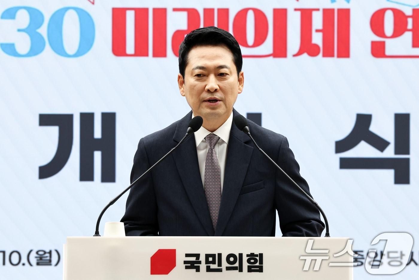 본문 이미지 - 장동혁 국민의힘 대표가 지난 10일 오전 서울 영등포구 국민의힘 중앙당사에서 열린 국민의힘 여성, 청년 당원교육 '2030 미래 의제 연구소' 개회식에서 인사말을 하고 있다. 2026.8.10 ⓒ 뉴스1 최지환 기자