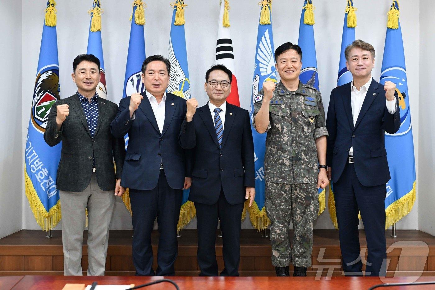 본문 이미지 - 이남오 전남광주 함평군수(왼쪽 1번째)가 박선원 국회의원, 김병내 광주 남구청장, 김이강 광주 서구청장, 김중수 공군 제1전투비행단장 등과 7일 광주 공군제1전투비행단에서 간담회를 갖고 군공항 이전 현안을 논의했다.(함평군 제공. 재배포 및 DB 금지)
