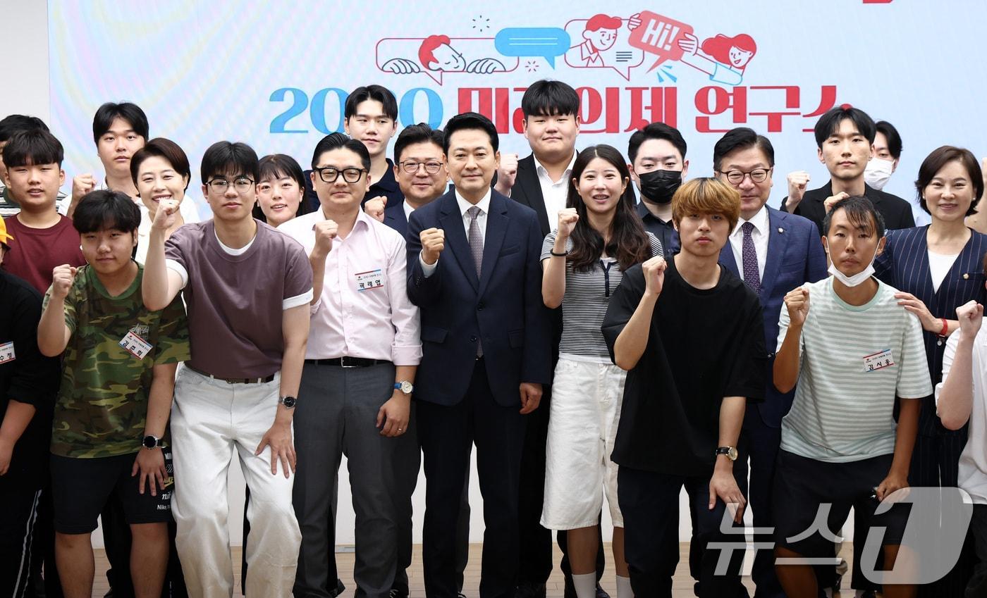 본문 이미지 - 장동혁 국민의힘 대표가 10일 오전 서울 영등포구 국민의힘 중앙당사에서 열린 국민의힘 여성, 청년 당원교육 '2030 미래 의제 연구소' 개회식에서 정점석 원내대표, 서명옥 중앙여성위원장을 비롯한 참석자들과 기념촬영을 하고 있다. 2026.8.10 ⓒ 뉴스1 최지환 기자