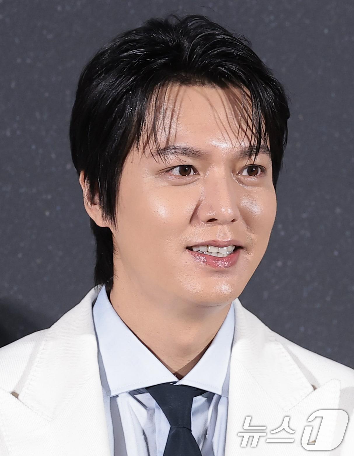 본문 이미지 - 배우 이민호가 10일 오전 서울 용산구 CGV 용산아이파크몰에서 열린 영화 '암살자(들)' 제작보고회에 참석해 미소를 짓고 있다. '암살자(들)'은 1974년 8월 15일, 대한민국을 충격에 빠뜨린 영부인 저격 사건의 의혹과 배후를 추적하는 이야기를 그린 작품이다. 2026.8.10 ⓒ 뉴스1 권현진 기자