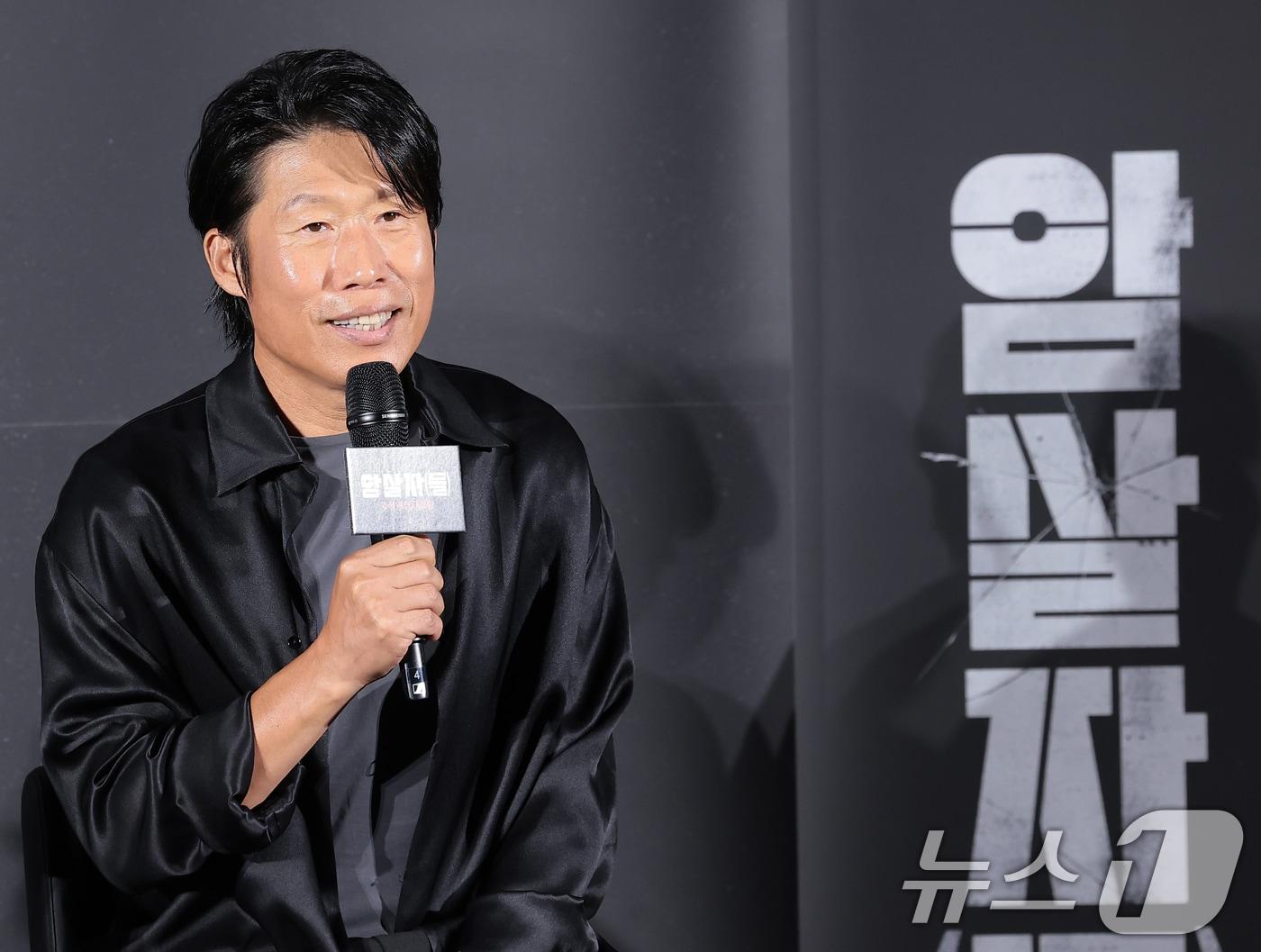 본문 이미지 - 배우 유해진이 10일 오전 서울 용산구 CGV 용산아이파크몰에서 열린 영화 '암살자(들)' 제작보고회에 참석해 인사말을 하고 있다. '암살자(들)'은 1974년 8월 15일, 대한민국을 충격에 빠뜨린 영부인 저격 사건의 의혹과 배후를 추적하는 이야기를 그린 작품이다. 2026.8.10 ⓒ 뉴스1 권현진 기자
