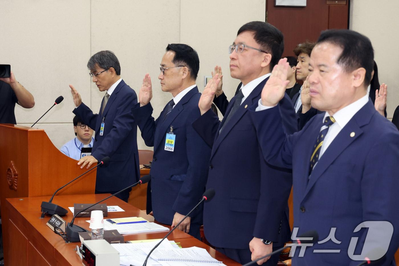 본문 이미지 - 노태악 전 중앙선거관리위원장을 비롯한 증인들이 10일 오전 서울 여의도 국회에서 열린 제9회 전국동시 지방선거 투표용지 부족사태 등 국민참정권 침해 진상규명 및 선거관리 개혁을 위한 국정조사특별위원회 제3차 청문회에서 증인 선서를 하고 있다. 2026.8.10 ⓒ 뉴스1 황기선 기자