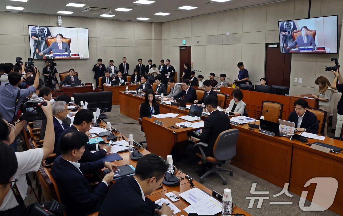 본문 이미지 - 윤상현 국조특위 위원장이 10일 오전 서울 여의도 국회에서 열린 제9회 전국동시 지방선거 투표용지 부족사태 등 국민참정권 침해 진상규명 및 선거관리 개혁을 위한 국정조사특별위원회 제3차 청문회에서 의사봉을 두드리고 있다. . 2026.8.10 ⓒ 뉴스1 황기선 기자