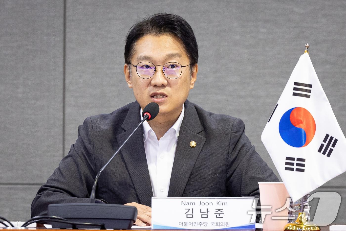 본문 이미지 - 김남준 더불어민주당 의원이 지난 10일 서울 여의도 국회 의원회관에서 열린 린 마틴(Lynn Martin) 뉴욕증권거래소(NYSE) 그룹 사장 초청 대한민국 자본시장의 선진화와 글로벌 경쟁력 제고 방안 세미나에서 인사말을 하고 있다. 2026.8.10 ⓒ 뉴스1 유승관 기자