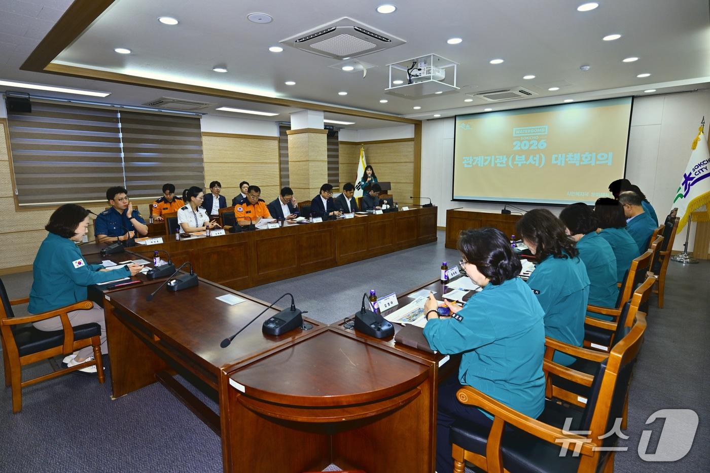 본문 이미지 - 10일 오전 속초시청 별관 회의실에서 열린 워터밤 개최 대비 관계기관 대책회의(속초시 제공. 재판매 및 DB 금지) 2026.8.10/뉴스1