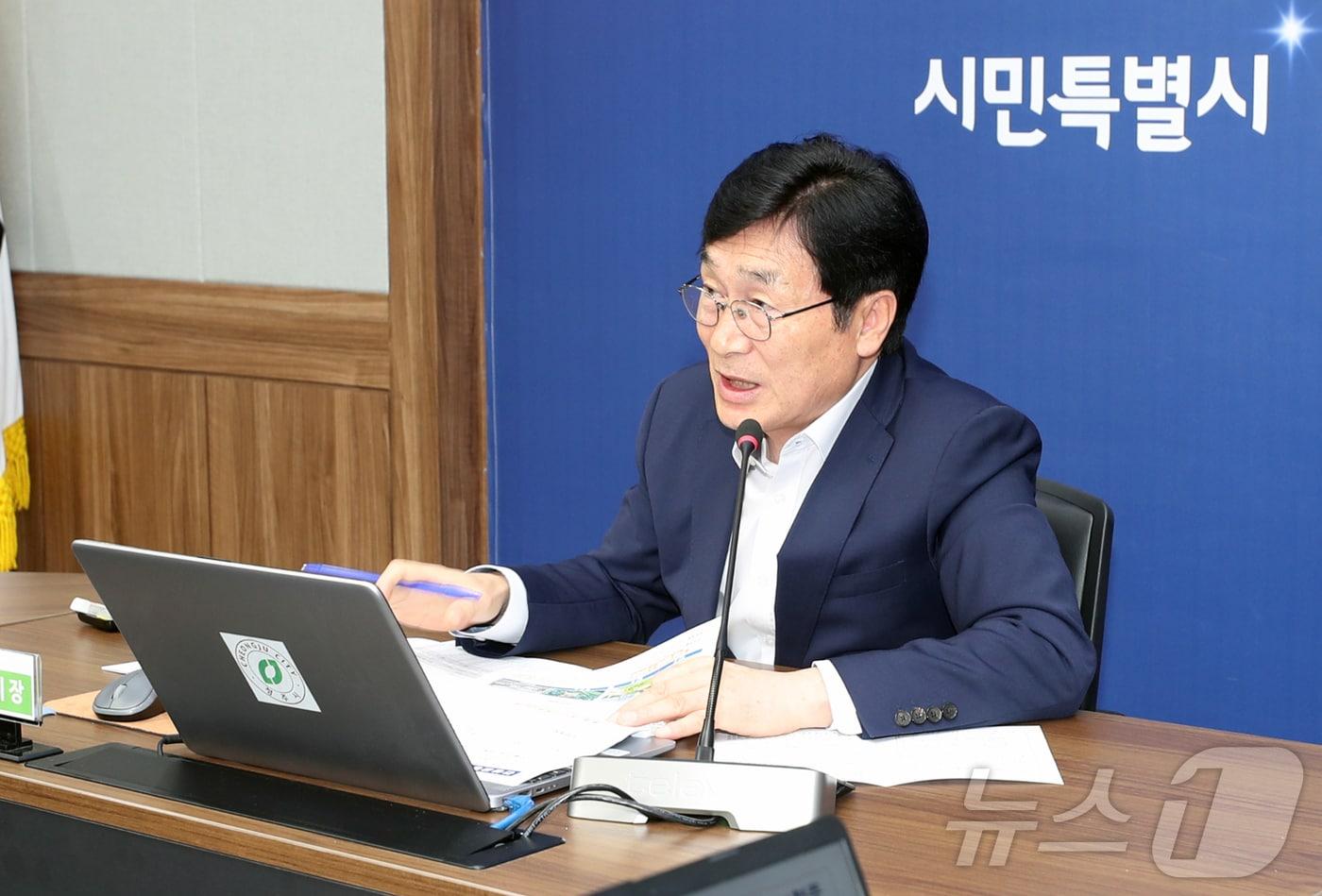 본문 이미지 - 업무 보고 주관하는 이장섭 청주시장.(시 제공. 재판매 및 DB금지)/뉴스1