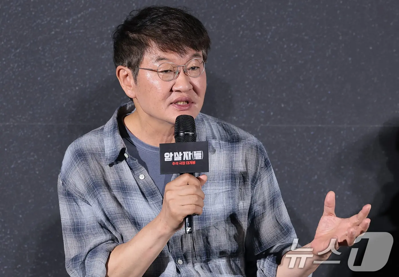 본문 이미지 - 허진호 감독이 10일 오전 서울 용산구 CGV 용산아이파크몰에서 열린 영화 '암살자(들)' 제작보고회에 참석해 인사말을 하고 있다. '암살자(들)'은 1974년 8월 15일, 대한민국을 충격에 빠뜨린 영부인 저격 사건의 의혹과 배후를 추적하는 이야기를 그린 작품이다. 2026.8.10 ⓒ 뉴스1 권현진 기자