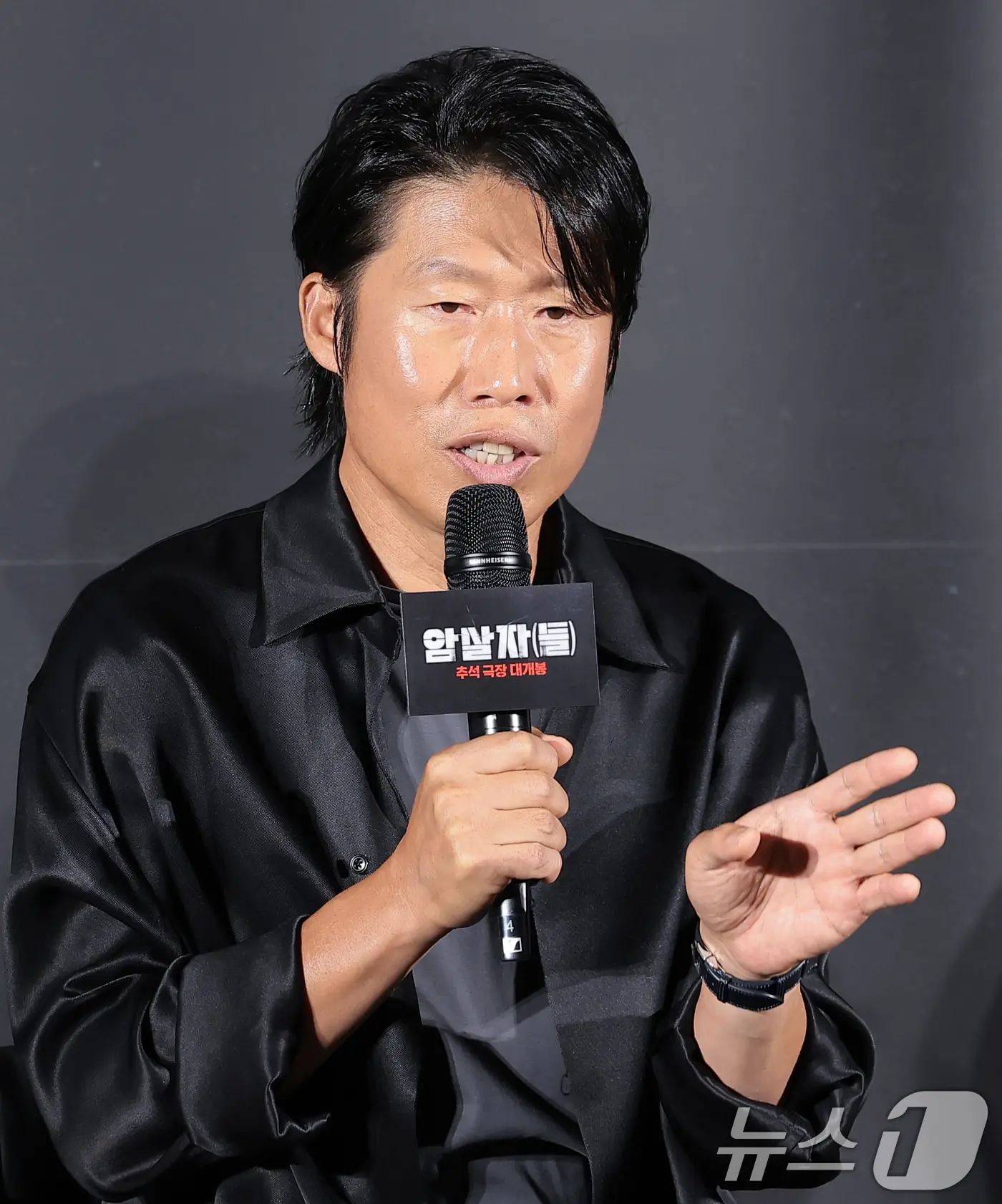 본문 이미지 - 배우 유해진이 10일 오전 서울 용산구 CGV 용산아이파크몰에서 열린 영화 '암살자(들)' 제작보고회에 참석해 캐릭터 설명을 하고 있다. '암살자(들)'은 1974년 8월 15일, 대한민국을 충격에 빠뜨린 영부인 저격 사건의 의혹과 배후를 추적하는 이야기를 그린 작품이다. 2026.8.10 ⓒ 뉴스1 권현진 기자