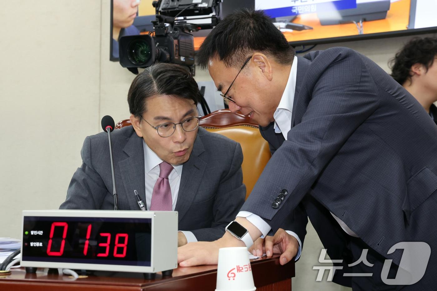 본문 이미지 - 윤상현 국조특위 위원장과 서범수 야당 간사가지난 10일 오전 서울 여의도 국회에서 열린 제9회 전국동시 지방선거 투표용지 부족사태 등 국민참정권 침해 진상규명 및 선거관리 개혁을 위한 국정조사특별위원회 제3차 청문회에서 대화를 나누고 있다. 2026.8.10 ⓒ 뉴스1 황기선 기자