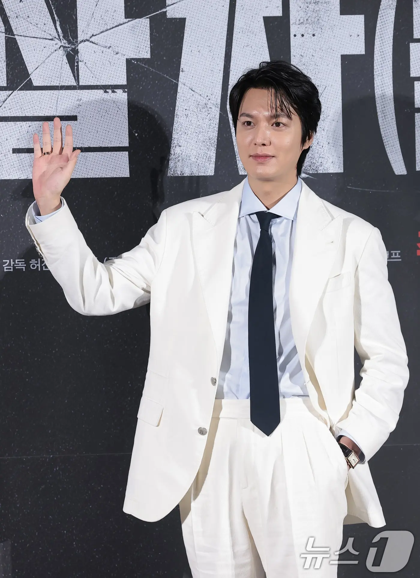 본문 이미지 - 배우 이민호가 10일 오전 서울 용산구 CGV 용산아이파크몰에서 열린 영화 '암살자(들)' 제작보고회에 참석해 포즈를 취하고 있다. '암살자(들)'은 1974년 8월 15일, 대한민국을 충격에 빠뜨린 영부인 저격 사건의 의혹과 배후를 추적하는 이야기를 그린 작품이다. 2026.8.10 ⓒ 뉴스1 권현진 기자