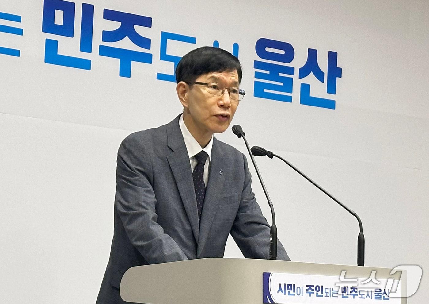 본문 이미지 - 서남교 울산시 행정부시장이 10일 울산시청 프레스센터에서 민선 9기 첫 정기인사 브리핑을 하고 있다. 2026.8.10 ⓒ 뉴스1 조민주 기자