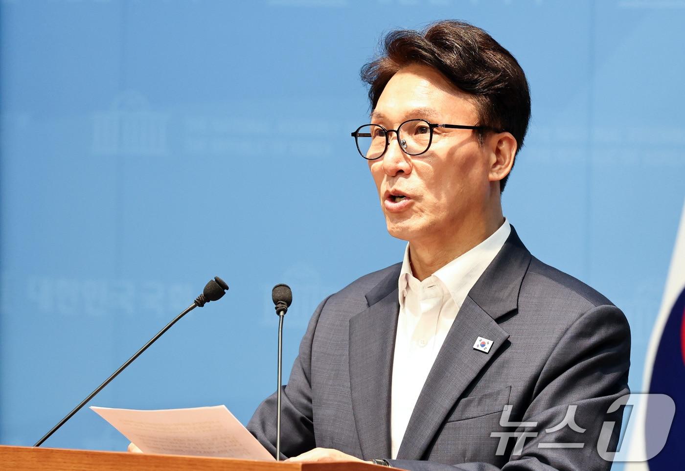 본문 이미지 - 김민석 더불어민주당 당대표 후보가 10일 서울 여의도 국회 소통관에서 열린 더불어민주당 8·17 전당대회 관련 기자회견에서 발언하고 있다. 2026.8.10 ⓒ 뉴스1 최지환 기자
