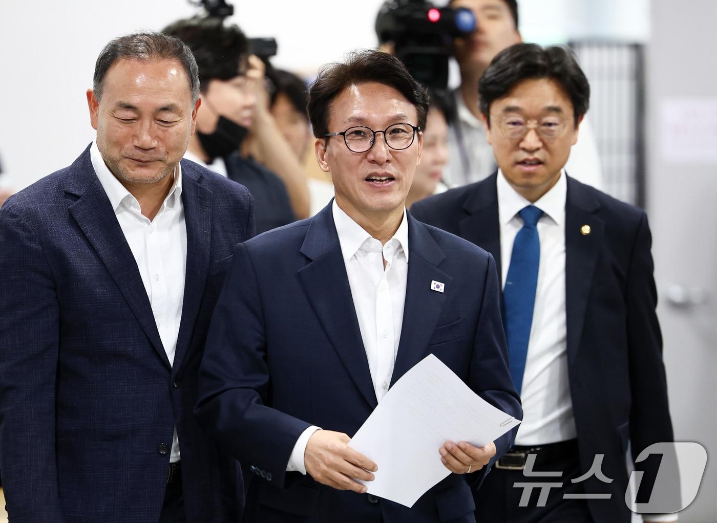 본문 이미지 - 김민석 더불어민주당 당대표 후보가 10일 서울 여의도 국회 소통관에서 열린 더불어민주당 8·17 전당대회 관련 기자회견에 입장하고 있다. 2026.8.10 ⓒ 뉴스1 최지환 기자