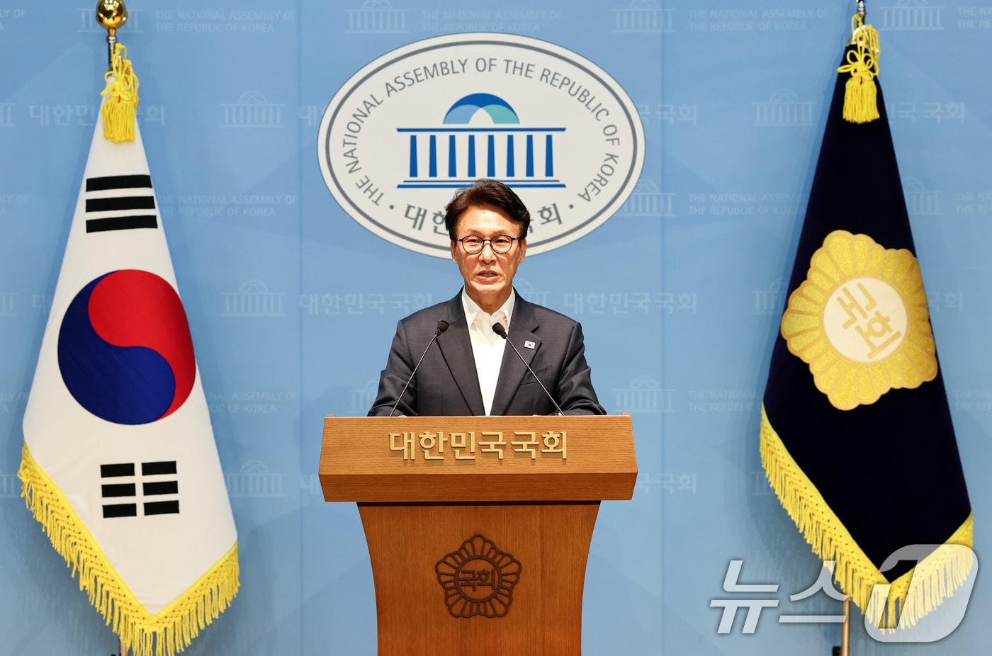 본문 이미지 - 김민석 더불어민주당 당대표 후보가 10일 서울 여의도 국회 소통관에서 열린 더불어민주당 8·17 전당대회 관련 기자회견에서 발언하고 있다. 2026.8.10 ⓒ 뉴스1 최지환 기자