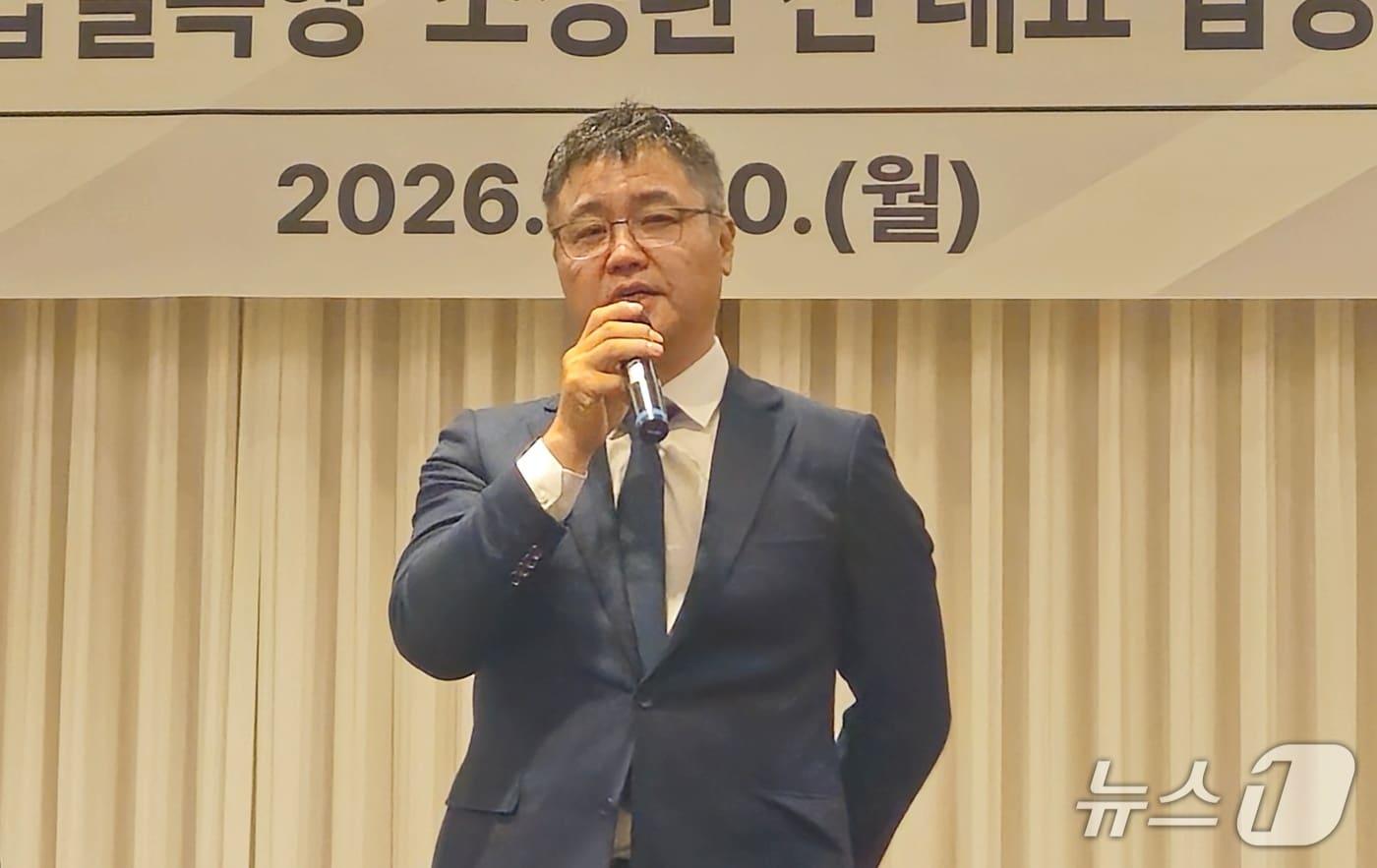 본문 이미지 - 조성환 전 조이웍스 대표가 10일 서울 중구 코리아나호텔에서 기자회견을 열고 '호카 폭행 사건' 전말에 대해 설명하고 있다. ⓒ 뉴스1 박혜연 기자