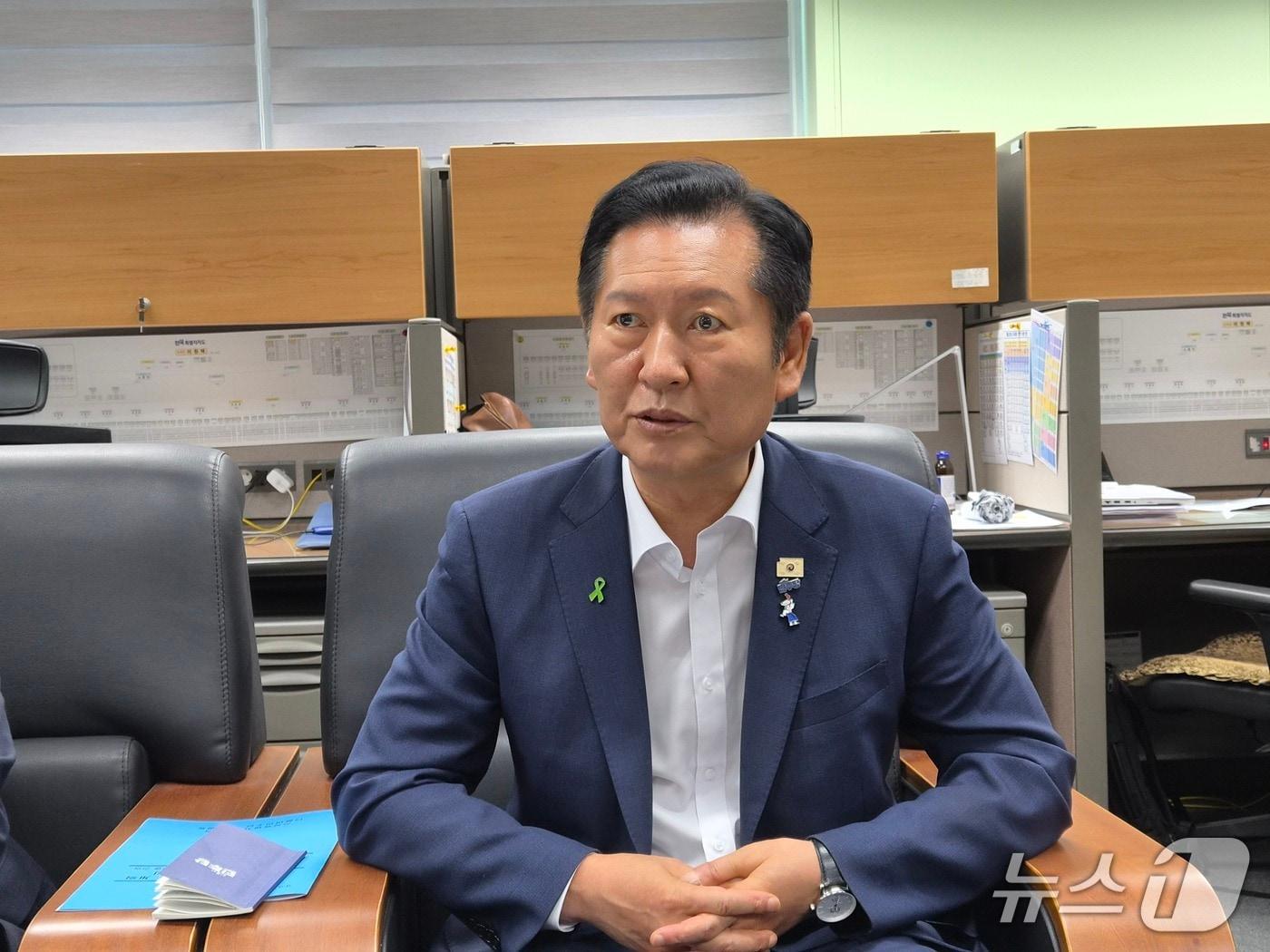 본문 이미지 - 10일 정청래 더불어민주당 대표 후보가 전북도의회 기자실에서 간담회를 갖고 있다.2026.8.10/뉴스1