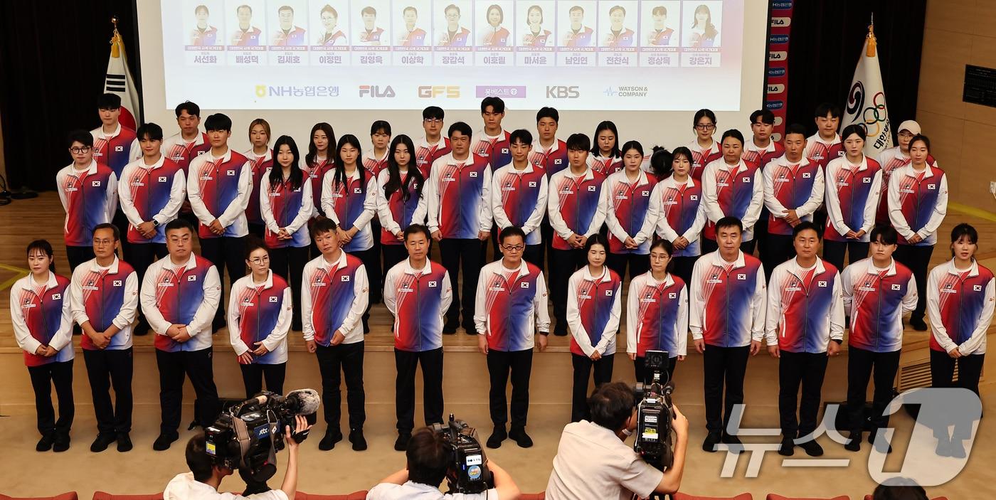 본문 이미지 - 2026 아이치-나고야 아시안게임 사격 국가대표팀 선수들과 지도자들이 10일 충북 진천군 진천국가대표선수촌에서 열린 미디어데이에서 기념촬영을 하고 있다. 2026.8.10 ⓒ 뉴스1 김도우 기자