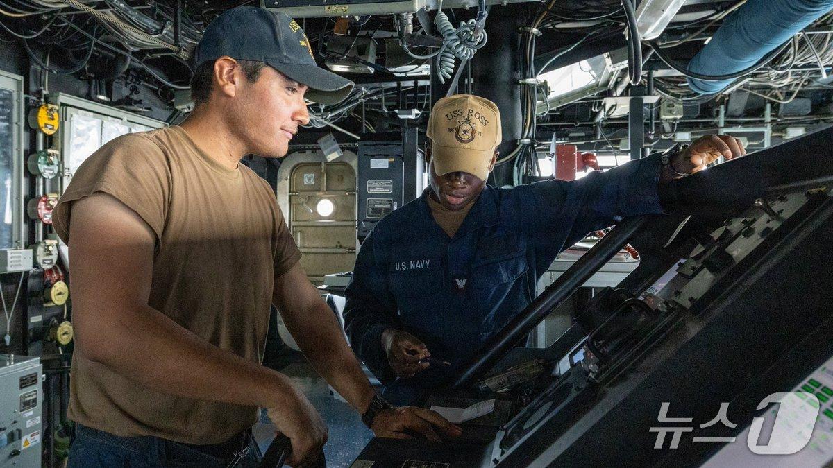 본문 이미지 - 미국 해군 구축함 'USS 로스함'의 장병들. (출처=미국 중부사령부) 2026.8.10./뉴스1