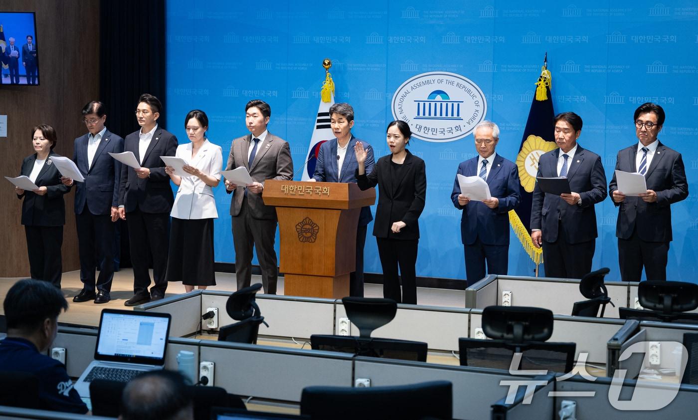 본문 이미지 - 국회 제9회 전국동시지방선거 투표용지 부족 사태 등 국민참정권 침해 진상규명 및 선거관리 개혁을 위한 국정조사특별위원회 더불어민주당 및 조국혁신당 위원들이 10일 서울 여의도 국회 소통관에서 송파 투표함 현장 검증 촉구 긴급 기자회견을 하고 있다. 왼쪽부터 조국혁신당 정춘생, 더불어민주당 이해식, 전용기, 김남희, 김용만, 윤건영, 양부남, 이기헌, 김성회 의원. 2026.8.10 ⓒ 뉴스1 유승관 기자