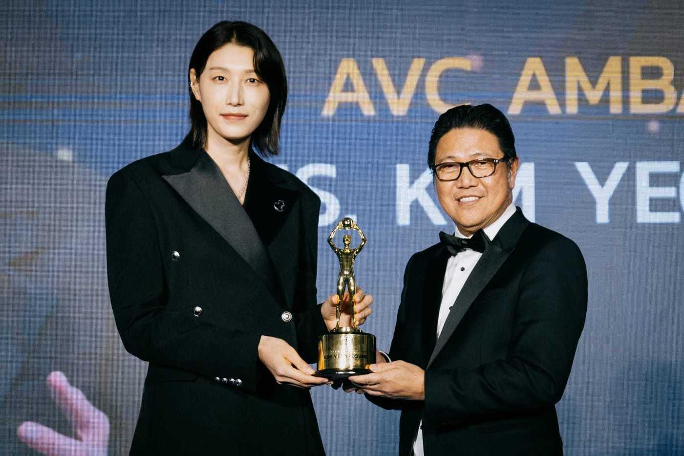 본문 이미지 - 김연경이 9일(현지시간) 태국 방콕에서 열린 AVC 갈라 어워즈에서 공로상을 받고 있다. (라이언앳 제공)