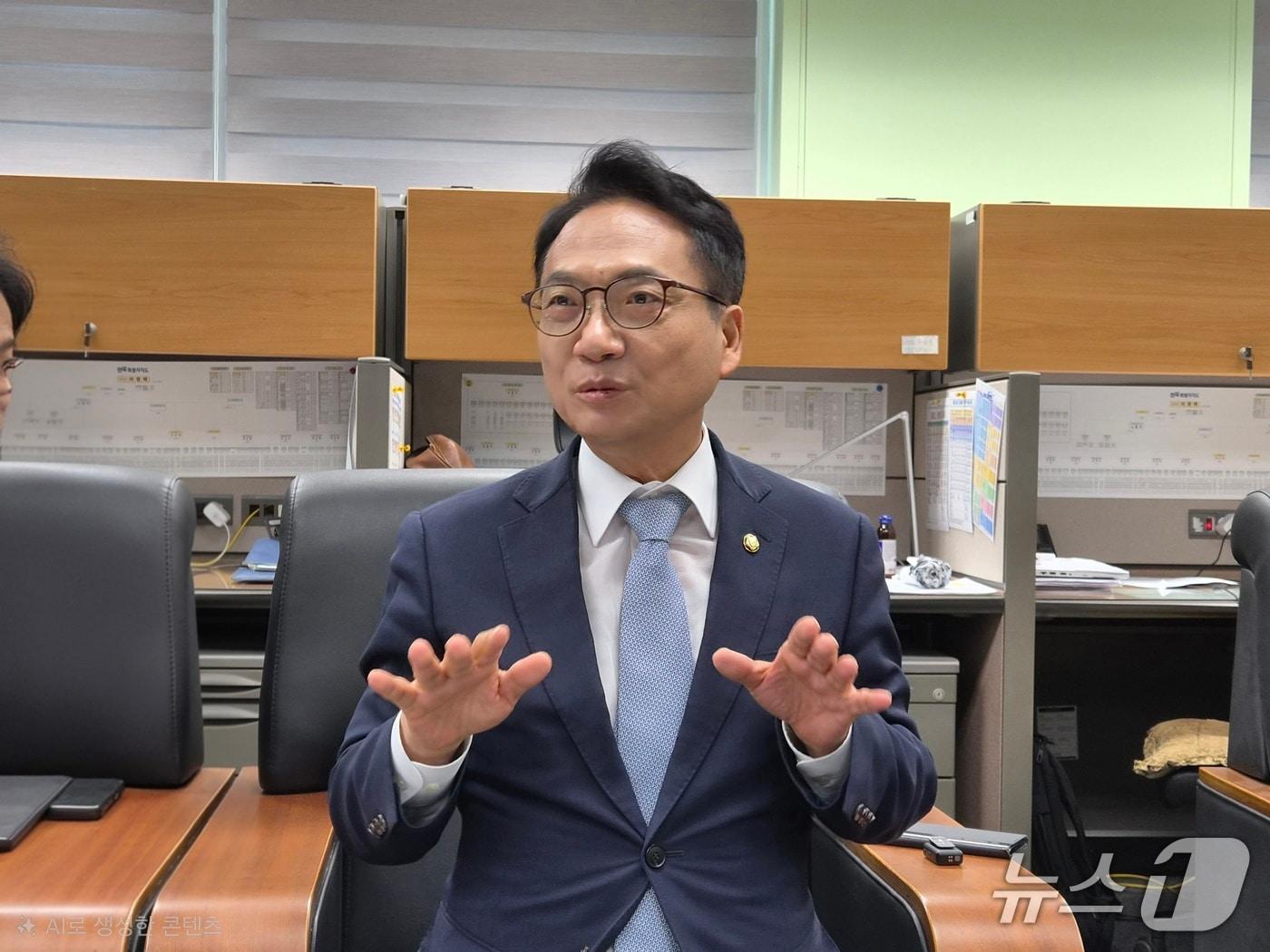 본문 이미지 - 10일 박선원 더불어민주당 최고위원 후보가 전북도의회 브리핑룸에서 간담회를 갖고 있다.2026.8.10/뉴스1