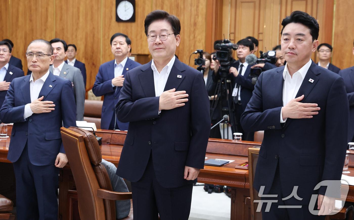 본문 이미지 - 이재명 대통령이 10일 청와대에서 열린 메가프로젝트 2차 민관합동 점검회의에서 국민의례를 하고 있다. 2026.8.10 ⓒ 뉴스1 허경 기자