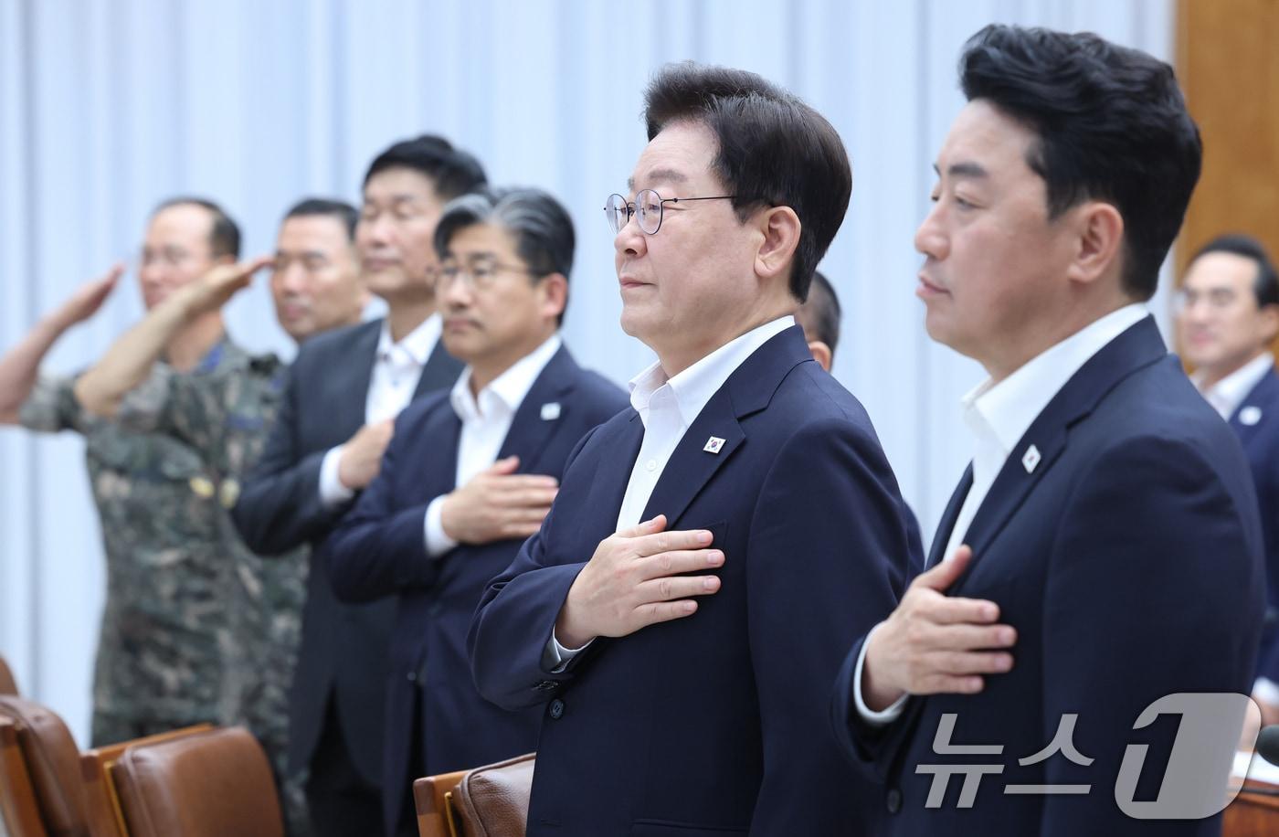 본문 이미지 - 이재명 대통령이 10일 청와대에서 열린 메가프로젝트 2차 민관합동 점검회의에서 국민의례를 하고 있다. 2026.8.10 ⓒ 뉴스1 허경 기자