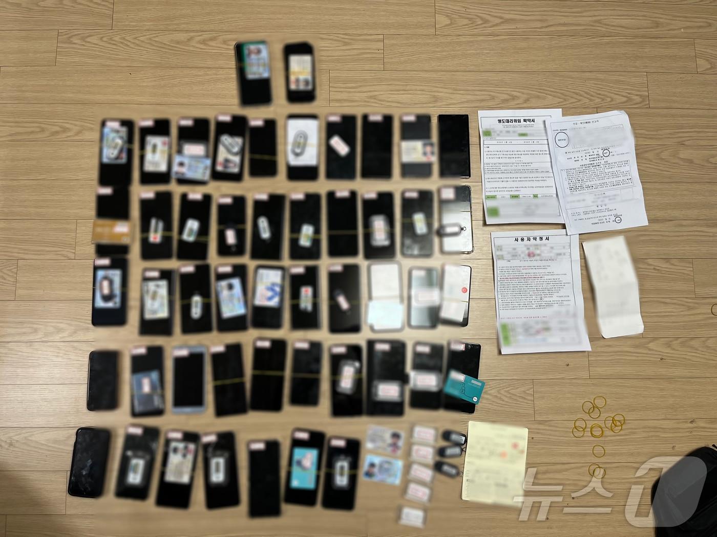 본문 이미지 - 광주경찰청 광역범죄수사대는 8일 범죄단체조직·가입·활동 등 혐의로 A·B 조직 총책과 관리책 등 19명을 송치했다고 밝혔다. 사진은 A·B 조직이 범죄 수익금 세탁을 위해 사용한 스마트폰 등.(광주경찰청 제공.) 