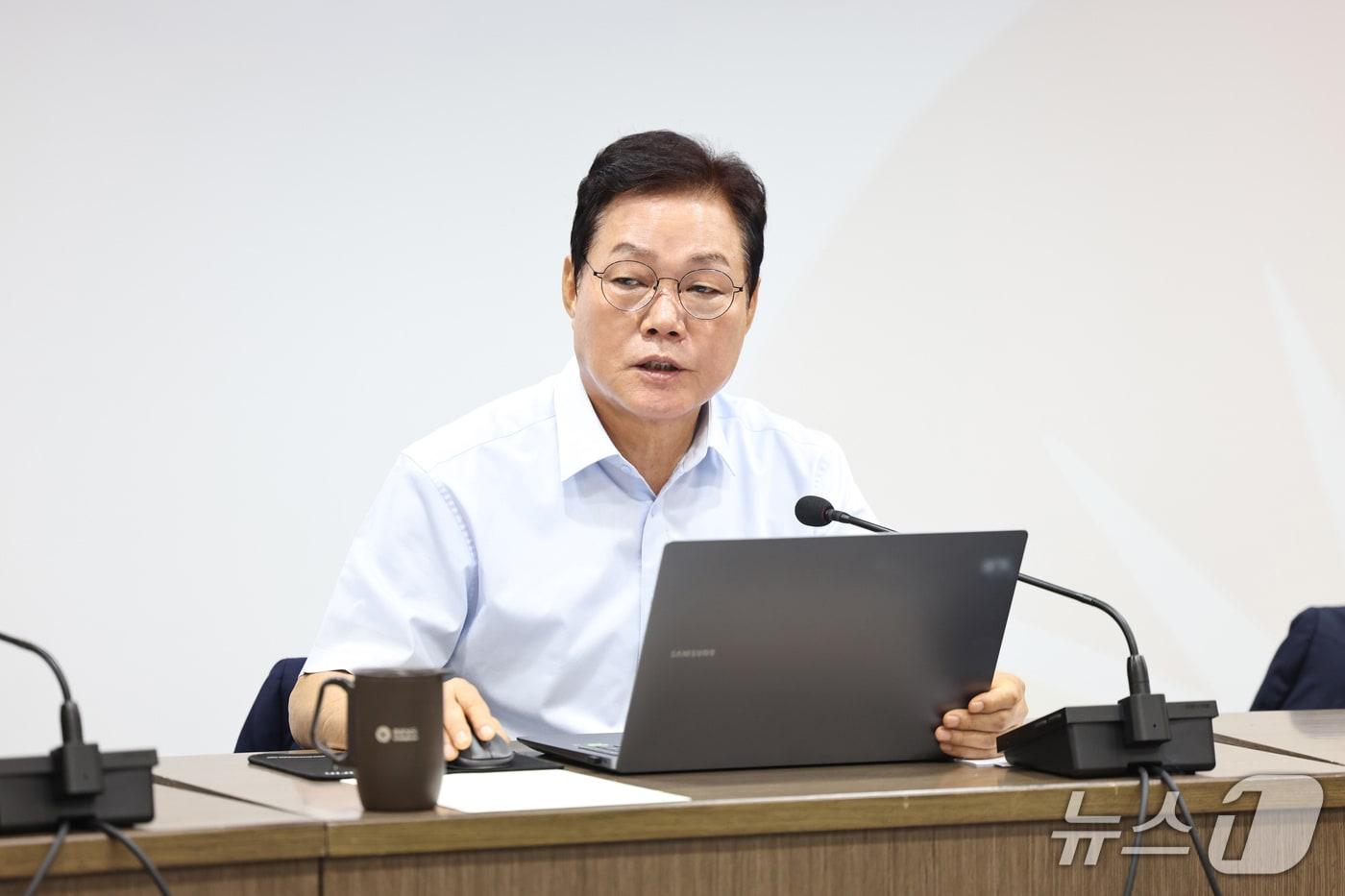 본문 이미지 - 박완수 경남지사가 10일 도청에서 확대간부회의를 주재하고 있다.(경남도 제공. 재판매 및 DB금지)