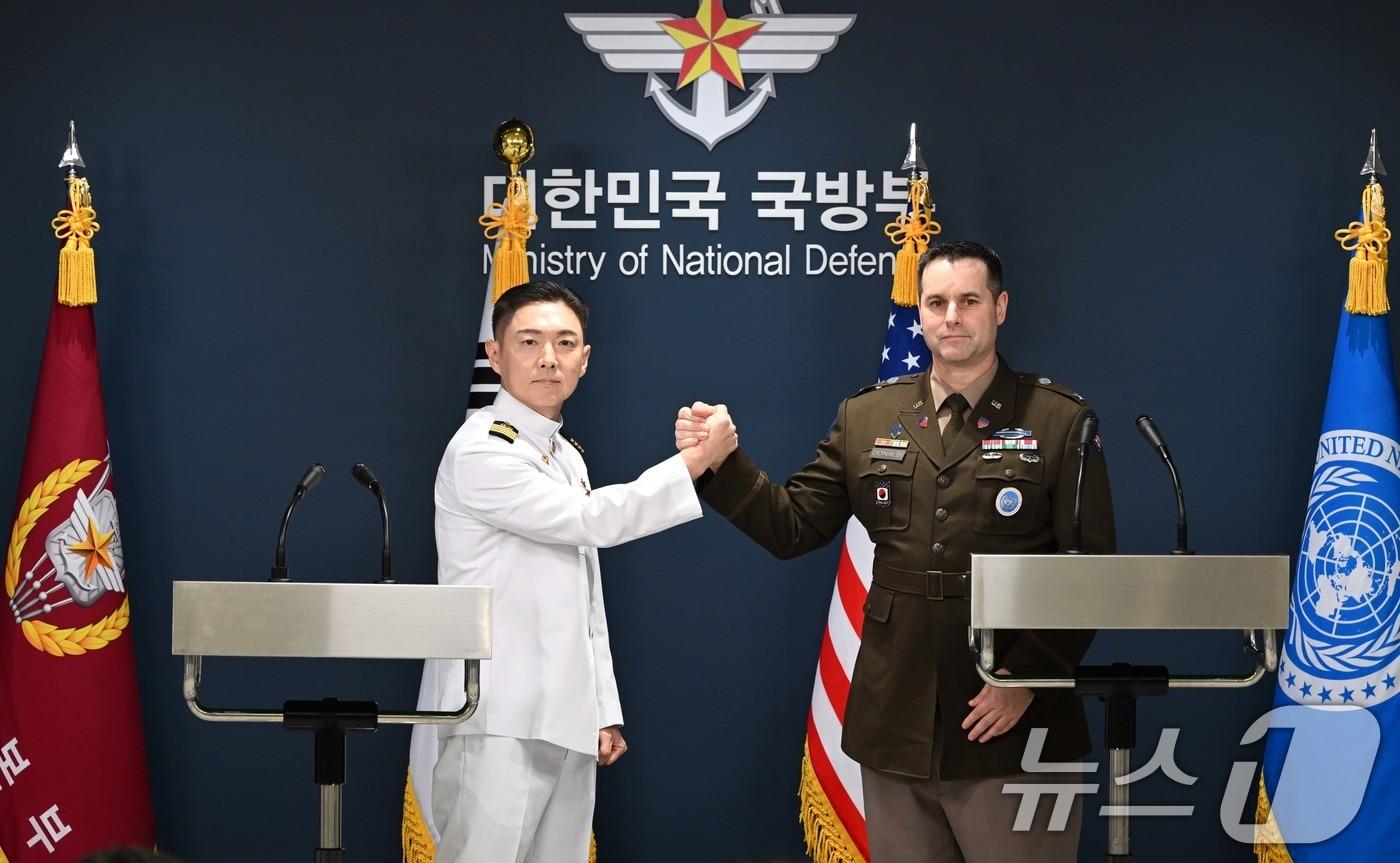 본문 이미지 - 장도영 합동참모본부 공보실장(해군 대령)과 라이언 도날드 주한미군사 공보실장(미 육군 대령)이 지난 10일 서울 용산구 국방부 브리핑룸에서 '2026 UFS연습(을지 자유의 방패) 한미 공동브리핑' 후 악수하고 있다. 2026.8.10 ⓒ 뉴스1 사진공동취재단