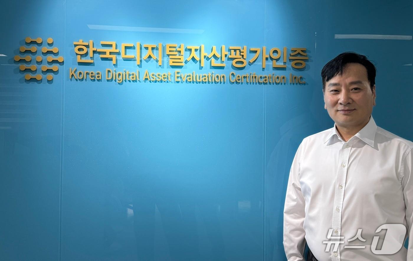 본문 이미지 - 박창범 한국디지털자산평가인증(한자평) 의장이 7일 서울 영등포구 한자평 본사에서 뉴스1과 인터뷰를 진행한 후 기념촬영을 하고 있다. 사진=황지현 기자