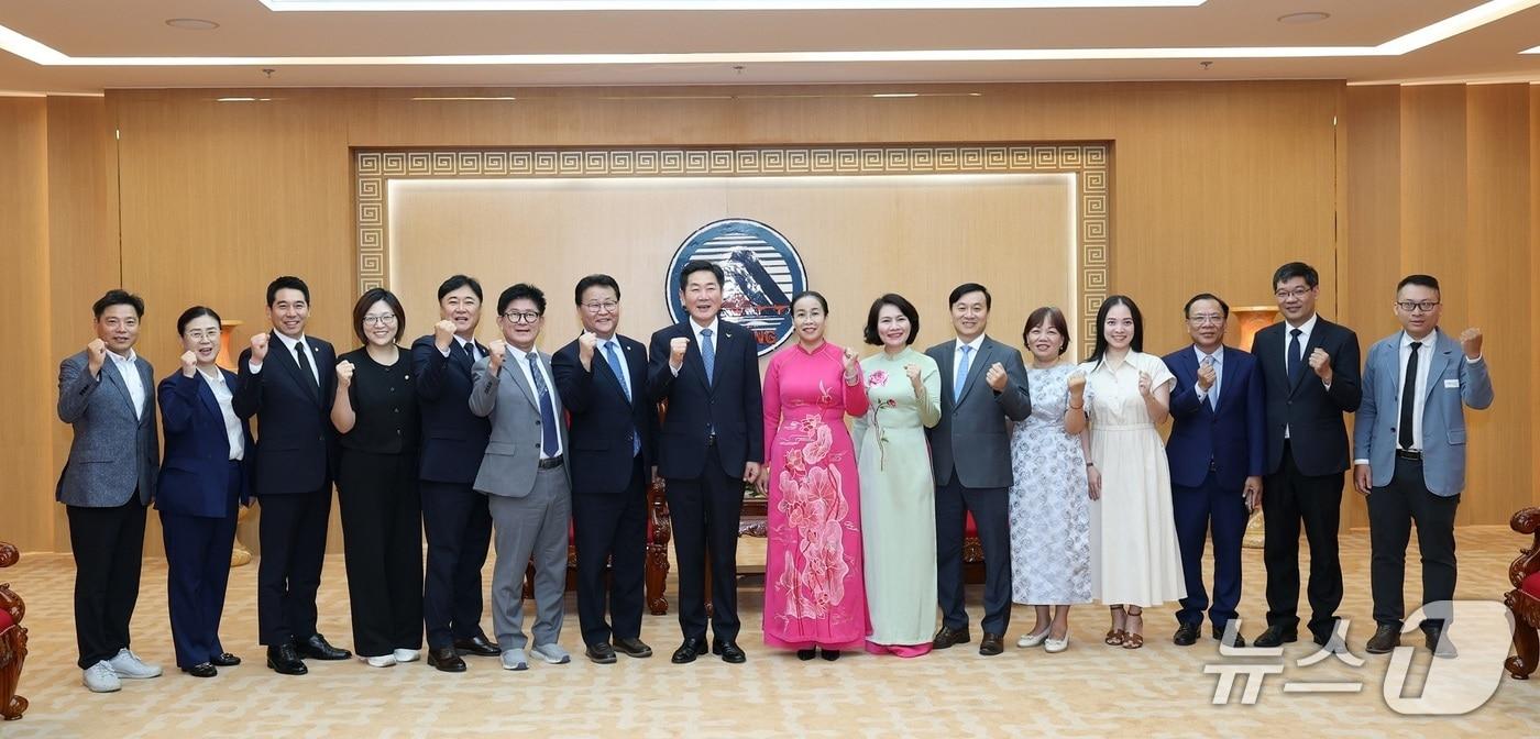 본문 이미지 -  조용호 오산시장(사진 왼쪽 8번째)과 김종욱 오산시의회 의장(왼쪽 7번째), 응우옌 티 아인 티 다낭시 인민위원회 부위원장 등 양 도시 관계자들이 교류 승계 협정을 체결한 뒤 기념촬영을 하고 있다. (오산시 제공)