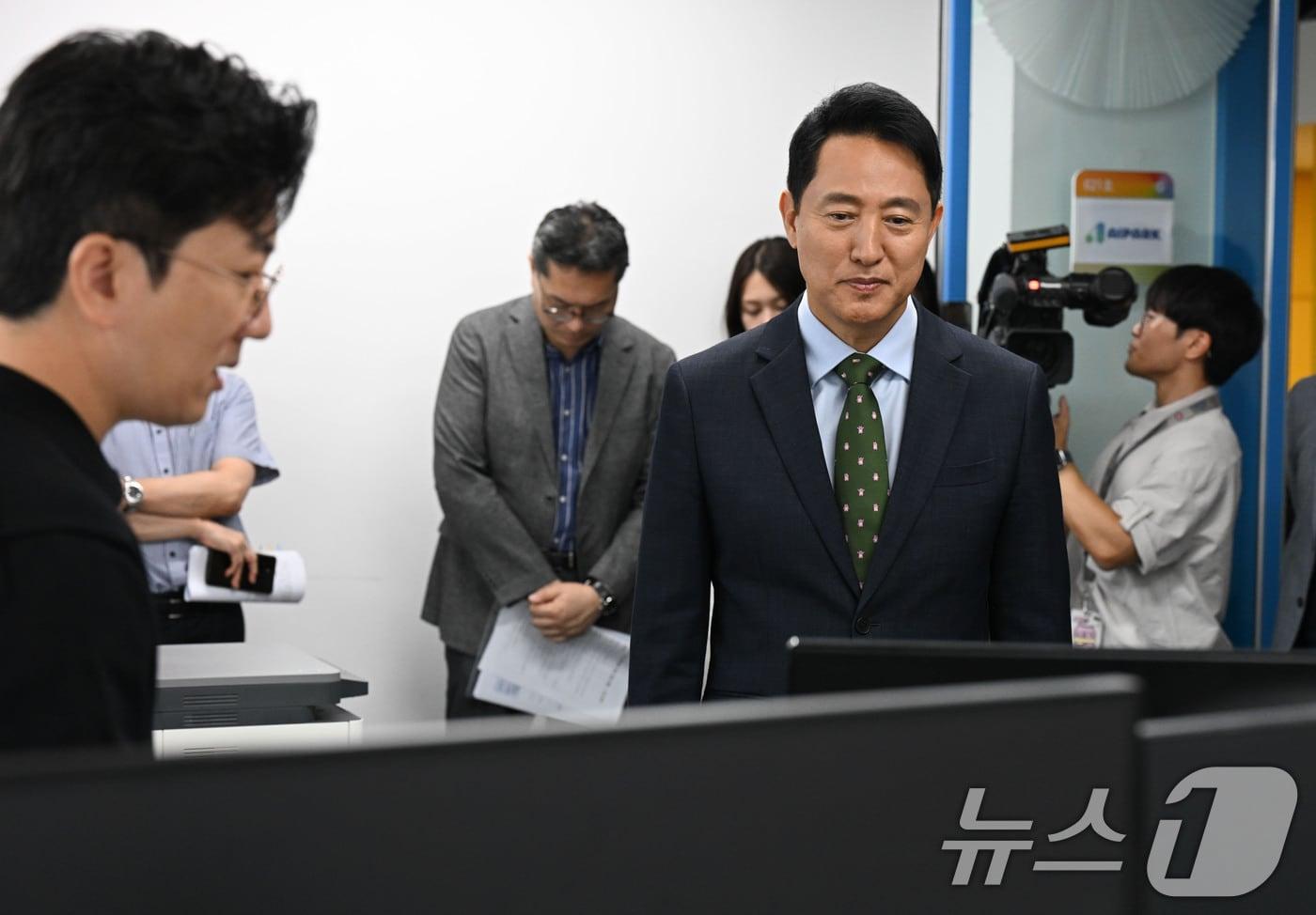 본문 이미지 - 오세훈 서울시장이 10일 서울 마포구 서울창업허브 공덕에서 열린 '청년 AI 스타트업 간담회'에 앞서 청년 AI 콘텐츠 제작 업체를 둘러보고 있다. (공동취재) 2026.8.10 ⓒ 뉴스1 이종수 기자