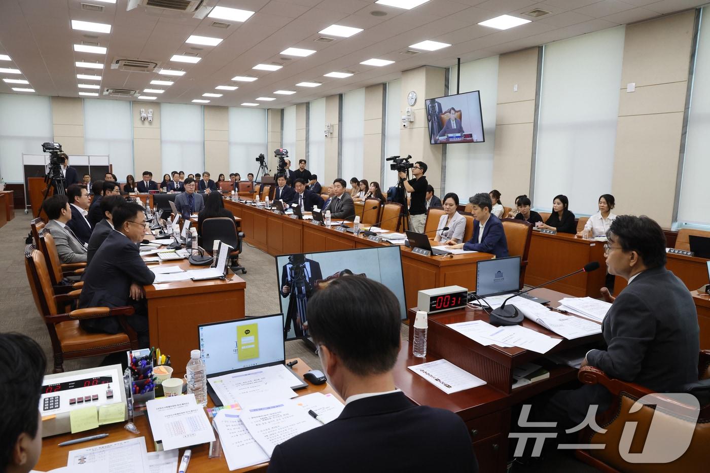 본문 이미지 - 윤상현 국조특위 위원장이 10일 오후 서울 여의도 국회에서 열린 제9회 전국동시 지방선거 투표용지 부족사태 등 국민참정권 침해 진상규명 및 선거관리 개혁을 위한 국정조사특별위원회 제3차 청문회에서 정회를 선언하고 있다. 2026.8.10 ⓒ 뉴스1 황기선 기자