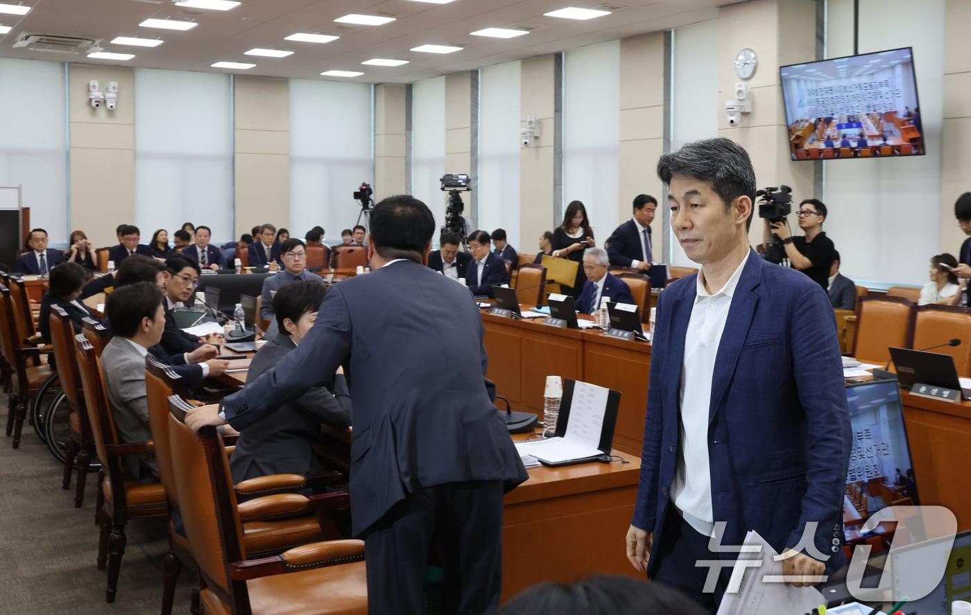 본문 이미지 - 국조특위 여·야 의원들이 10일 오후 서울 여의도 국회에서 열린 제9회 전국동시 지방선거 투표용지 부족사태 등 국민참정권 침해 진상규명 및 선거관리 개혁을 위한 국정조사특별위원회 제3차 청문회에서 정회 선포 뒤 회의장을 나서고 있다. 2026.8.10 ⓒ 뉴스1 황기선 기자