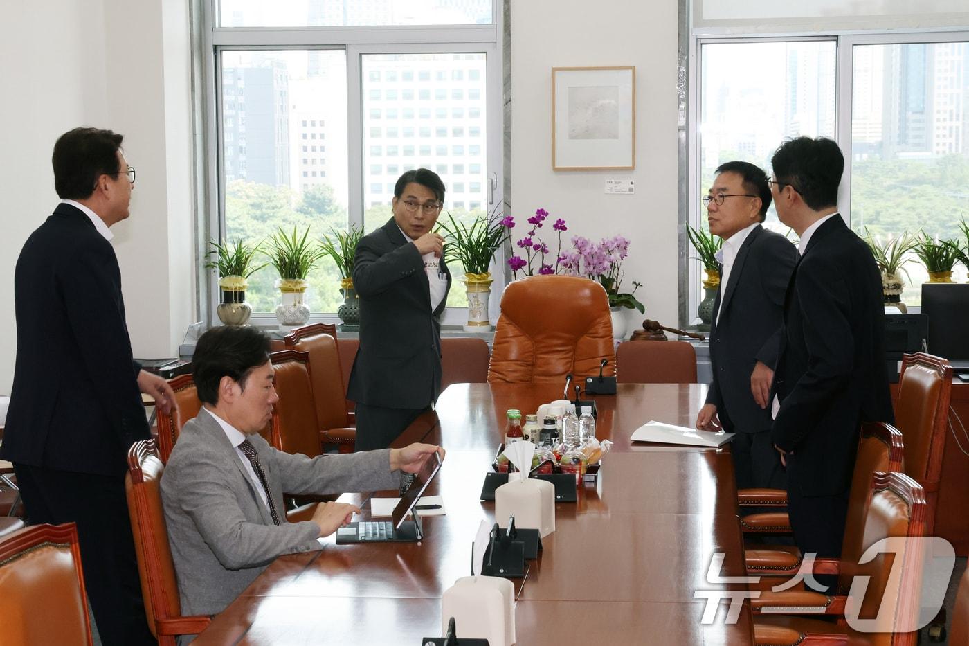 본문 이미지 - 윤상현 국조특위 위원장이 10일 오후 서울 여의도 국회에서 열린 제9회 전국동시 지방선거 투표용지 부족사태 등 국민참정권 침해 진상규명 및 선거관리 개혁을 위한 국정조사특별위원회 제3차 청문회에서 정회를 선언 후 국민의힘 의원들과 대화를 나누고 있다. 2026.8.10 ⓒ 뉴스1 황기선 기자