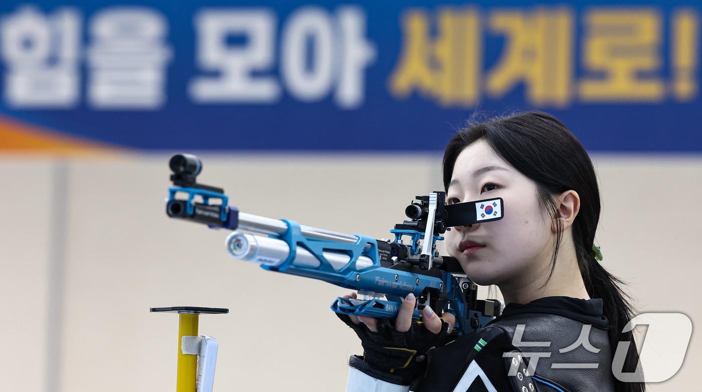 본문 이미지 - 2026 아이치-나고야 아시안게임 사격 국가대표 반효진이 10일 충북 진천군 진천국가대표선수촌에서 훈련을 하고 있다. 2026.8.10 ⓒ 뉴스1 김도우 기자