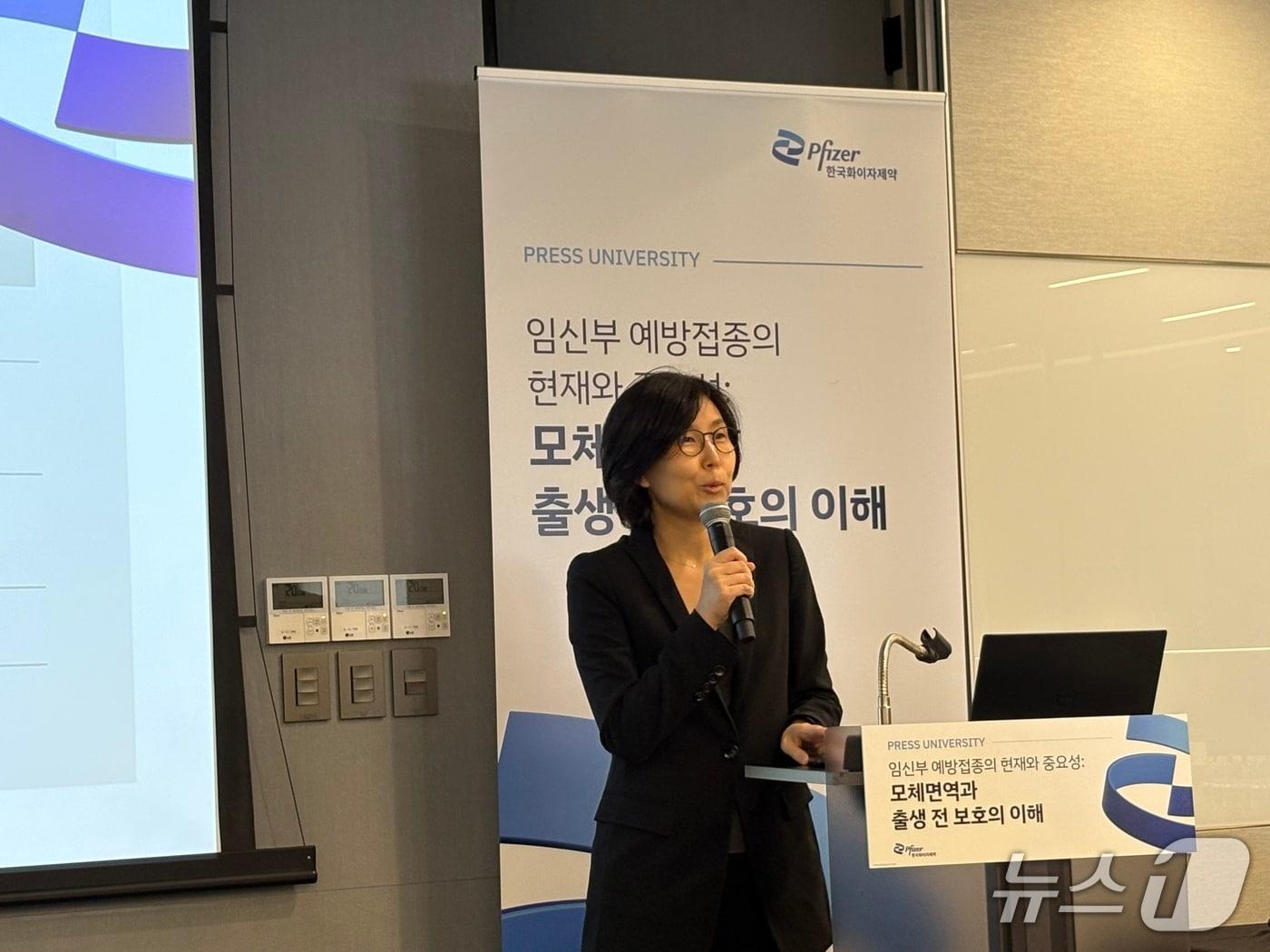 본문 이미지 - 권자영 신촌세브란스병원 산부인과 교수가 10일 오후 서울 중구 한국화이자제약 본사에서 열린 '화이자 프레스 유니버시티'에서 설명하고 있다.