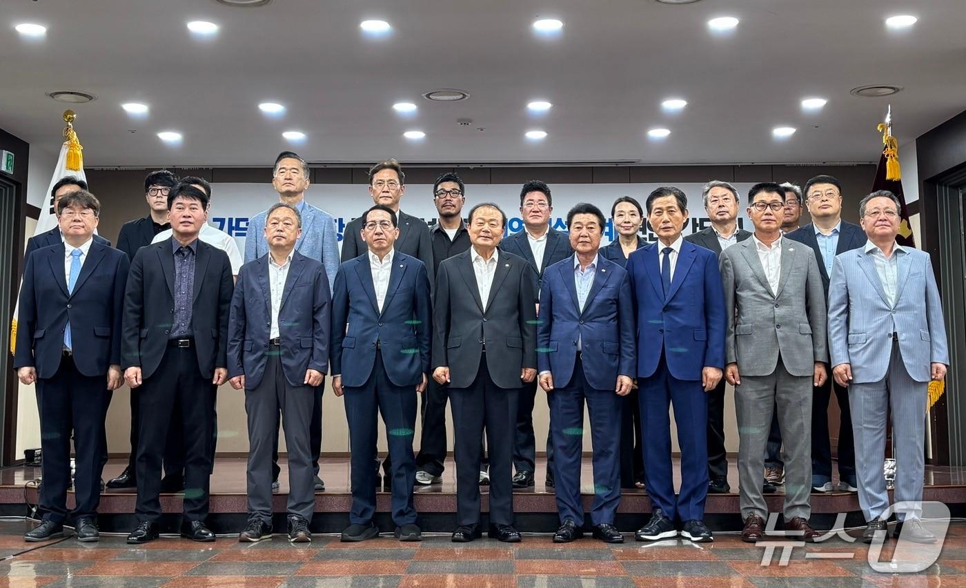 본문 이미지 - 10일 열린 '가덕도신공항 부지조성공사 지역건설업계 현안 간담회' 참석자들이 기념촬영을 하는 모습 2026.8.10 ⓒ 뉴스1 홍윤 기자