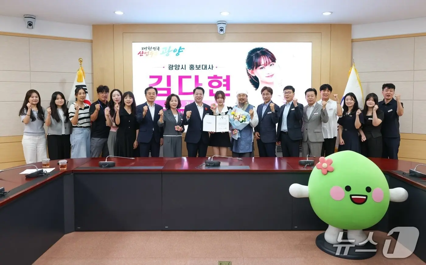 본문 이미지 - 10일 박성현 광양시장(왼쪽서 아홉번째)이 가수 김다현 양(오른쪽서 아홉번째)을 광양시 홍보대사에 위촉했다.(광양시 제공)