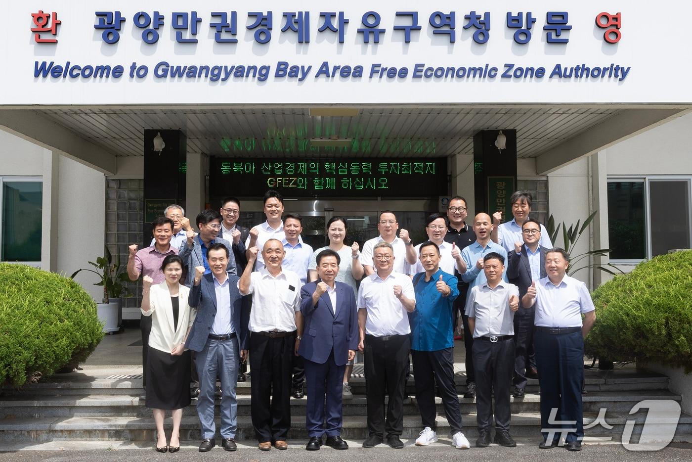 본문 이미지 -  10일 구충곤 광양경자청장(앞줄 가운데 왼쪽)과 다이젠화(Dai Jianhua) 당서기(앞줄 가운데 오른쪽)를 비롯해 중국 안후이성과학자기업가협회 시찰단이 광양경자청장에서 기념 촬영을 하고 있다.(광양경자청 제공)